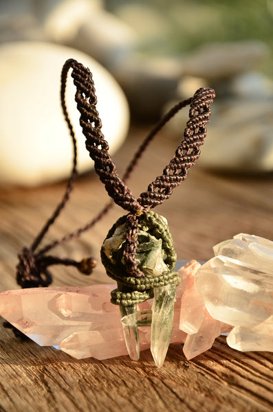 Raw Moss Agate Macrame Pendant，   織途  ， Om Ethnic Handicraft , macrame